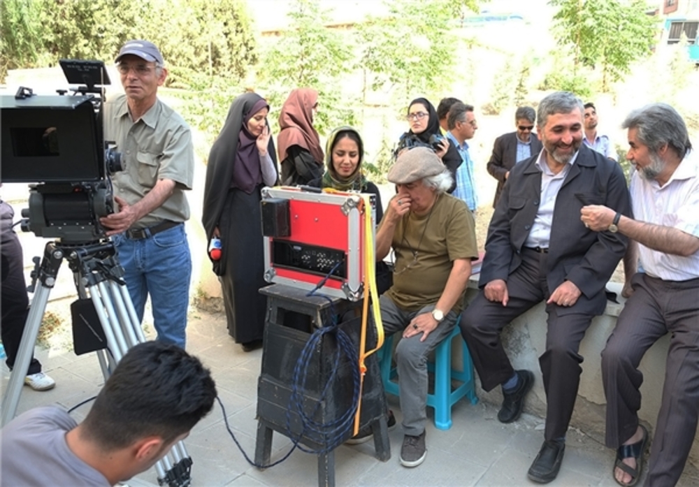 بازدید محمد احسانی از پشت صحنه فیلم این سیب هم برای تو